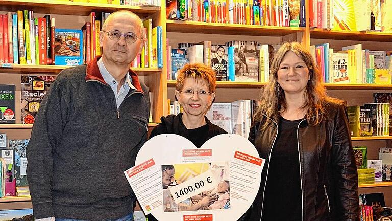 Hilfe für hungernde afrikanische Kinder       -  (is)   Ihre fast schon traditionelle Weihnachts-Verlosung stellten Kinderarzt Dr. Hans Ibel und Ehefrau Brigitte aus Werneck dieses Mal unter das Motto &bdquo;Hilfe für hungernde Kinder in Nigeria&ldquo;. Der durch Losverkauf und Geldspenden erwirtschaftete Gesamtbetrag von 1400 Euro wurde der Organisation &bdquo;Ärzte ohne Grenzen&ldquo; überwiesen, die damit ein Ernährungs- und Gesundheitszentrum im Nordosten Nigerias unterstützt. 15 Prozent aller Kinder dort leiden unter Mangelernährung, sagt Ibel. Mit nur 44 Euro könnten zwei mangelernährte Kinder vier Wochen lang mit medizinischer Fertignahrung behandelt und mit 25 Euro 100 Kinder gegen Masern geimpft werden. Zum Erfolg der von dem Ehepaar Ibel seit 2004 organisierte Verlosung trugen auch die Buchhandlung &bdquo;Lesezeichen&ldquo; in Werneck mit Losverkauf sowie Besucher der Patienten-Weihnachtsfeier im Leopoldina-Krankenhaus Schweinfurt mit ihrer Spende bei. Darüber freuen sich (von links) Dr. Hans Ibel, Ehefrau Brigitte und Katharina Bötsch von der Buchhandlung &bdquo;Lesezeichen&ldquo;.