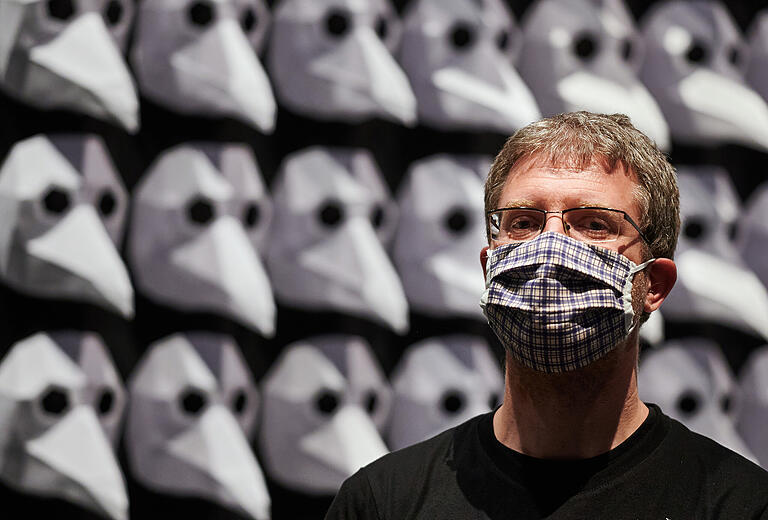 Ein Trend aus dem späten Mittelalter lebt wieder auf: Die Schnabelmaske (im Hintergrund). Andere wiederum bevorzugen das 'Schnuffeltuch'. Alles eine Frage des persönlichen Geschmacks. Ein Trend aus dem späten Mittelalter lebt wieder auf: Die Schnabelmaske (im Hintergrund). Andere wiederum bevorzugen das 'Schnuffeltuch'. Alles eine Frage des persönlichen Geschmacks.