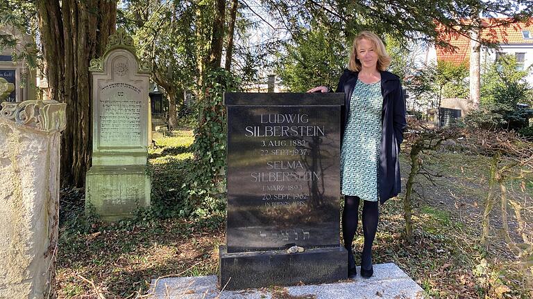 Monika Remelé am Grab von Margarita Calvarys Vater, Ludwig Silberstein. Calvary selbst ist gegenüber beerdigt. Monika Remelé am Grab von Margarita Calvarys Vater, Ludwig Silberstein. Calvary selbst ist gegenüber beerdigt. 