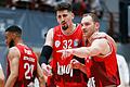 Da geht's lang: Kapitän Felix Hoffmann (rechts) scheint seinem Centerspieler Nicolas Carvacho zu zeigen, wohin der Weg der Würzburg Baskets führen soll – in die Play-offs.