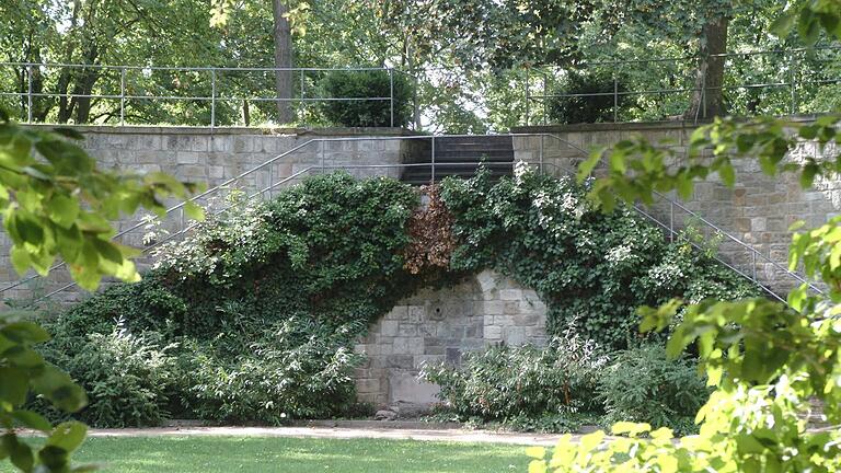 Verwunschene Parkanlage mit einem Geheimnis: Der Fichtelsgarten in Schweinfurt und was es damit auf sich hat ist auch Teil des Buches 'Schweinfurter Geheimnisse'.