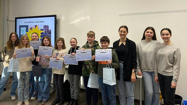 Auf dem Foto Tutorin Emma Krämer, Emma Hömer, Antonia, Gleichmann, Leonie Wambach, Lilli Bohnengel, Marie Hodge, Mats Dürr, Moritz Binder, Lehrerin Isabell Schnös und die Tutorinnen Emma Zimmermann und Lara Günther.