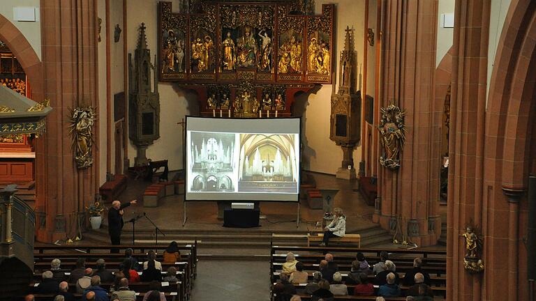 Thomas Drescher, der während des Konzerts historische Aufnahmen vom Neubau der Orgel zeigte.