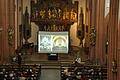 Thomas Drescher, der während des Konzerts historische Aufnahmen vom Neubau der Orgel zeigte.