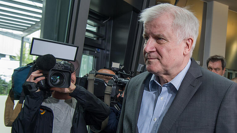 Atempause im Asylstreit zwischen CDU und CSU       -  Horst Seehofer, CSU-Vorsitzender und Bundesminister für Inneres, Heimat und Bau, läuft vor der Sitzung des CSU-Vorstands in der CSU-Parteizentrale an den wartenden Fernsehkameras vorbei.