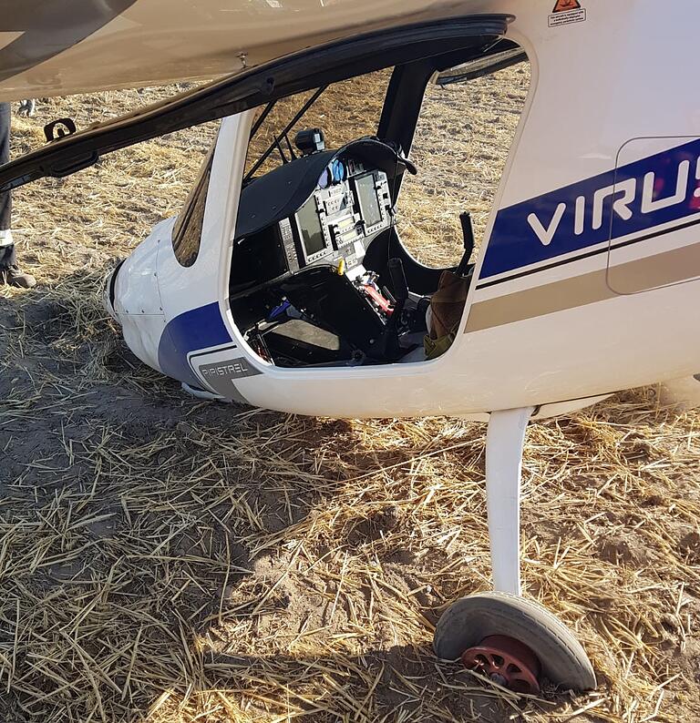Bei der Landung auf dem weichen Acker stürzte das Flugzeug auf die Schnauze, die Propeller brachen ab.