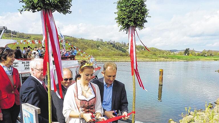 Schnipp: Das rote Band an der Anlegestelle in Stammheim wird durchschnitten.