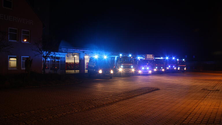 Die Feuerwehren der Region (im Bild die Mannschaften der Feuerwehr der Stadt Gerolzhofen) sind einsatzbereit für den angekündigten Orkan, der am Sonntagabend Unterfranken erreichen soll. Die Feuerwehren der Region (im Bild die Mannschaften der Feuerwehr der Stadt Gerolzhofen) sind einsatzbereit für den angekündigten Orkan, der am Sonntagabend Unterfranken erreichen soll.