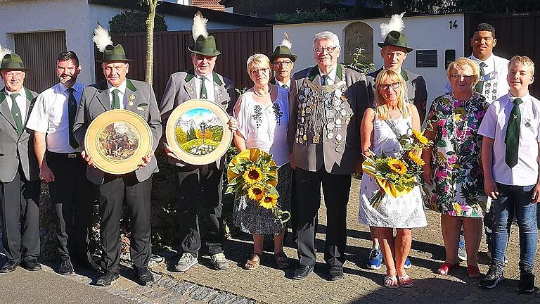 Das Gruppenbild vom Vogelschuss in Geldersheim: (von links) Schützenmeister Peter Krückel, Bürgermeister Oliver Brust, der Gewinner der Ehrenscheibe, Thomas Sahlmüller, der Gewinner der Königsscheibe, Ulrich Kaiser, DSB- und BSSB-Ehrenmitglied Renate Koch, Sportleiter Thomas Christ, Ehrengauschützenmeister und Vogelkönig Dieter Koch, Lydie Maier, Wolfgang Neubauer, die zweite Bürgermeisterin Annemarie Schuler, Jugendkönig Ismael Kaba, Sebastian Christ.
