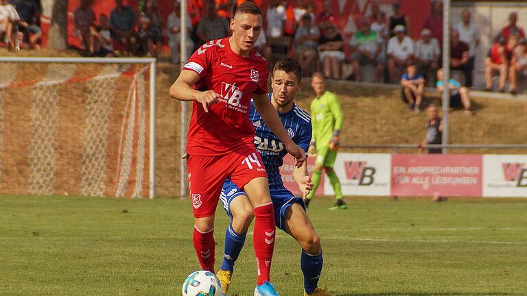 Fünfeinhalb Jahre trug Martin Thomann (vorne) das Trikot des Aubstadt. An diesem Samstag kehrt er erstmal mit seinem neuen Verein FC SChweinfurt 05 als Spieler zurück ins Grabfeld. Fünfeinhalb Jahre trug Martin Thomann (vorne) das Trikot des Aubstadt. An diesem Samstag kehrt er erstmal mit seinem neuen Verein FC SChweinfurt 05 als Spieler zurück ins Grabfeld.