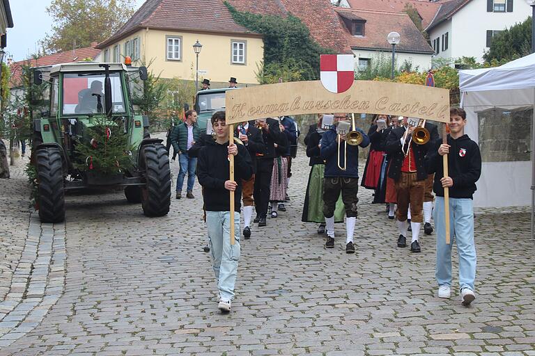 Die Kirchweihburschen in Castell zogen zur Kirchweih durch das Dorf. Die Kirchweihburschen in Castell zogen zur Kirchweih durch das Dorf.