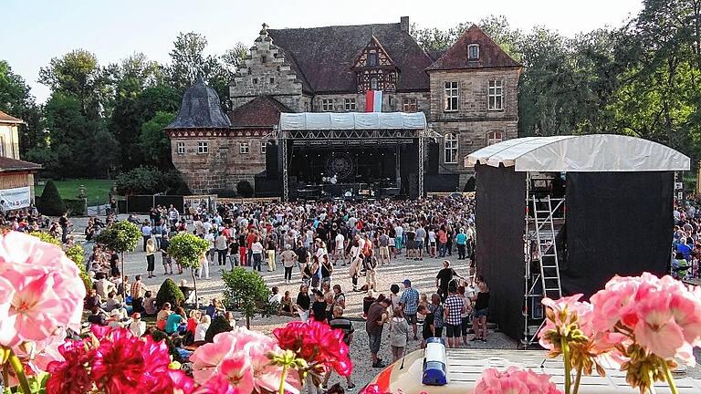 Vor der Kulisse von Schloss Eyrichshof: Zum Auftritt von Rea Garvey 2015 füllt sich der Schlossplatz.