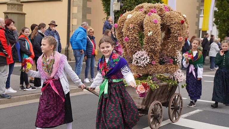 Auch eine Erntekrone wurde im Festzug präsentiert.