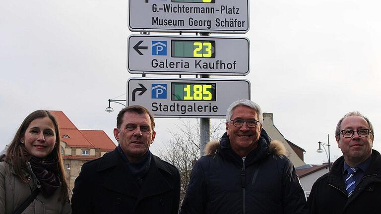 Freuen sich über das neue Parkleitsystem in Schweinfurt: (v.l.) Citymanagerin Svenja Melchert, Franz Habermeier von der ausführenden Firma Swarco, Schweinfurt-erleben-Vorsitzender Werner Christoffel und der städtische Baureferent Ralf Brettin.