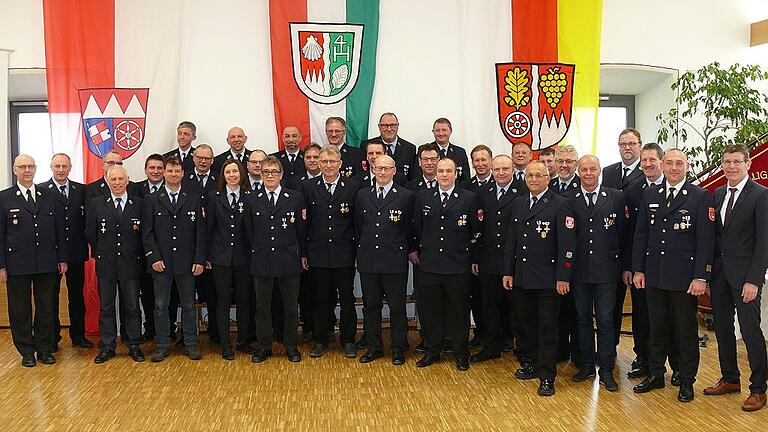 Beim Inspektionsehrentag der Feuerwehren des Altlandkreises Gemünden in Obersinn zeichnete Landrat Thomas Schiebel verdiente Floriansjünger mit dem Feuerwehrehrenzeichen des Freistaates Bayern für 25- und 40-jährige aktive Dienstzeit aus.
