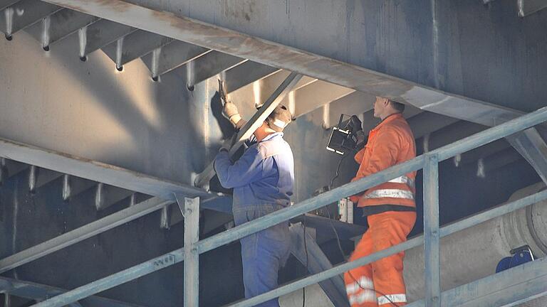 Regelmäßige Untersuchungen, wie hier 2011 an der Hahnenhügelbrücke, sind in der Stadt Standard. Die meisten Brücken sind in einem ordentlichen Zustand. Aber die beiden Hauptverbindungen über den Main - die Max- und Hahnenhügelbrücke - werden in einigen Jahren neu gebaut. Archivfoto: Laszlo Ruppert