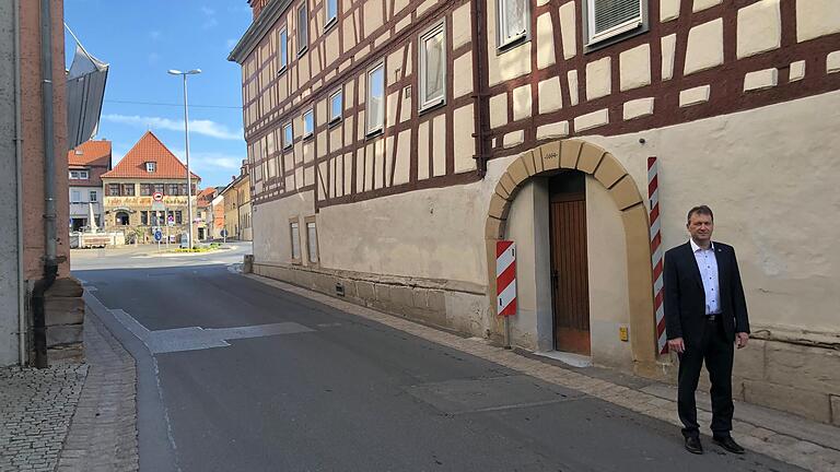 Dort, wo Bürgermeister Thomas Helbling steht, wird demnächst provisorisch ein 1,25 Meter breiter Fußweg mithilfe von Markierungen und Farbe angelegt werden. Der Weg soll eine Verbindung von den neuen Märkten und dem Marktplatz herstellen.