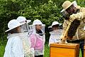 Sven Tönnies ('Honeylovers' Würzburg) mit einer der Gruppen der Drittklässler der Nachmittagsbetreuung der Grundschule Triefenstein am Bienenstock.