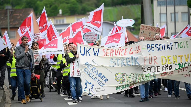 Bereits Anfang Mai demonstrierten Beschäftigte der UKW Service GmbH in Würzburg für höhere Löhne und bessere Arbeitsbedingungen.