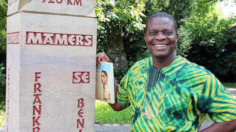 Antoine Hounhouenou ist das Gesicht von Gerolzhofens westafrikanischer Partnerstadt Se (Benin). Er lebte mehrere Jahre während seines Germanistikstudiums in der Steigerwaldstadt. In diesem Jahr kehrte er gleich zweimal hierher zurück, zuletzt für einen Forschungsauftrag an der Uni Bayreuth. Das Bild zeigt ihn an der Partnerschaftsstele an der Ecke Östliche Allee/Jahnstraße.