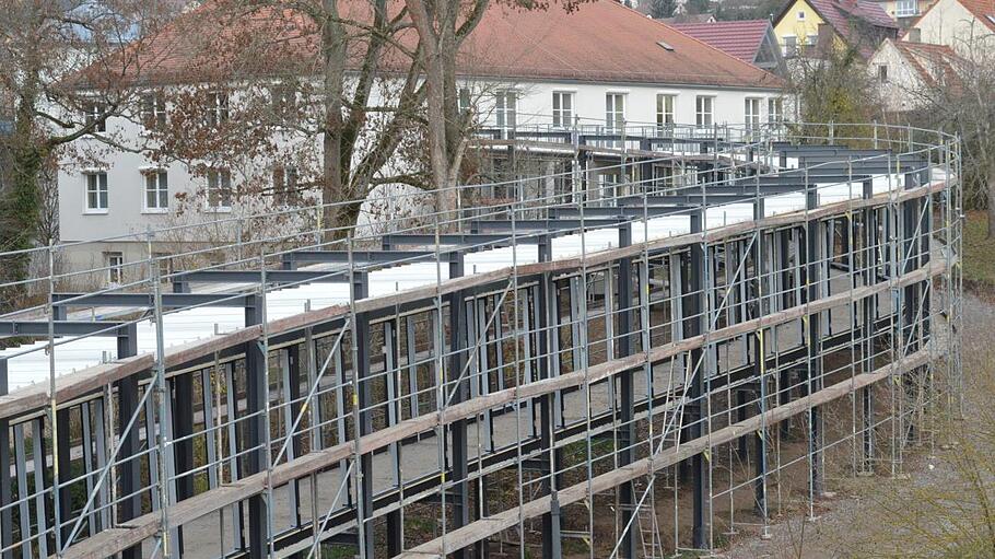 Zwischen den Gästehäusern und dem Spa Badehaus wird ein Wandelgang gebaut. Bislang ist lediglich das Gerüst aus Betonpfeilern und Eisenstäben zu sehen. Demnächst wird das Glasdach aufgebracht.  Foto: Isolde Krapf       -  Zwischen den Gästehäusern und dem Spa Badehaus wird ein Wandelgang gebaut. Bislang ist lediglich das Gerüst aus Betonpfeilern und Eisenstäben zu sehen. Demnächst wird das Glasdach aufgebracht.  Foto: Isolde Krapf