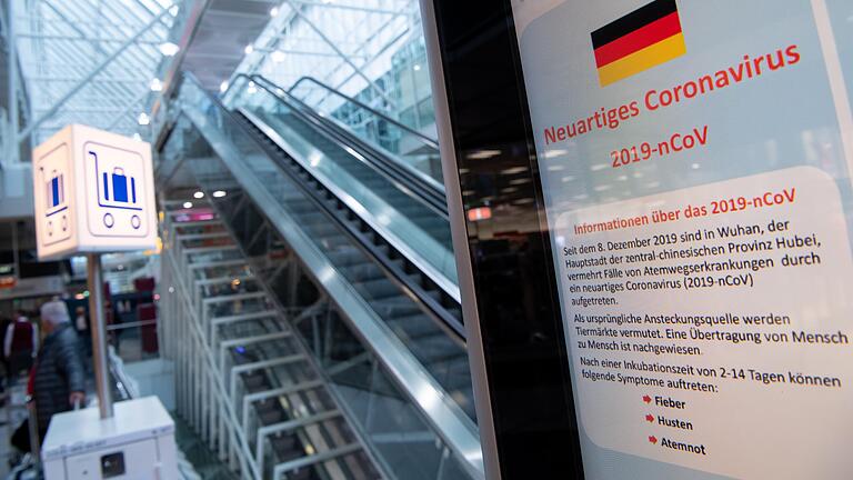 Informationen über das Coronavirus sind am Flughafen München auf einem Info-Display im Ankunftsbereich zu sehen. Informationen über das Coronavirus sind am Flughafen München auf einem Info-Display im Ankunftsbereich zu sehen.