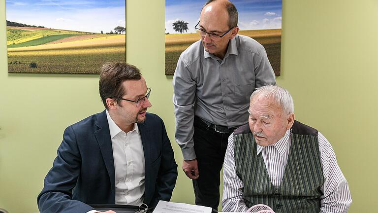 Nur fürs Foto mal kurz ohne Maske: Rechtsanwalt Alexander Lang (links) vertritt Heimbewohner Ernst Rüger (rechts) und Sohn Klaus mit ihrer Beschwerde beim Bundesverfassungsgericht.