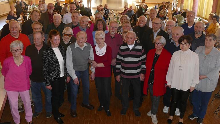 Die Geehrten des VdK-Ortsverbands Kitzingen stellten sich bei der Jahresversammlung im Dekanatszentrum zum Gruppenfoto.