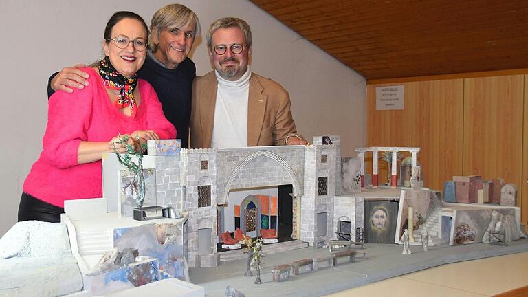 Das Modell des neuen Bühnenbildes für die Fränkischen Passionsspiele Sömmersdorf stellte der Berliner Bühnenbildner André Putzmann (Mitte) mit den Regisseuren Silvia Kirchhof (links) und Kai Christian Moritz (rechts) vor. Das Modell des neuen Bühnenbildes für die Fränkischen Passionsspiele Sömmersdorf stellte der Berliner Bühnenbildner André Putzmann (Mitte) mit den Regisseuren Silvia Kirchhof (links) und Kai Christian Moritz (rechts) vor.