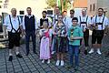Die erfolgreichen Schützinnen und Schützen wurden in Waldbrunn ausgezeichnet: Schützenmeister Peter Kraus, Bürgermeister Markus Haberstumpf, 2. Bogen-Ritter Paul Rothenbucher, Bogen-König Jürgen Wolf, Fahnenträger Niklas Böhm, Thilo Böhm (1. Bogen-Ritter), Sven Dietrich, Schützenkönig Tobias Wolf und 1. Ritter Michael Albert. (vorne von links) 2. Bogen-Jugendritterin Sofia Kopczynka, Jugend-Königin Bogen und 2. Jugend-Ritterin Abigail Menig sowie Jugend-König Florian Then.