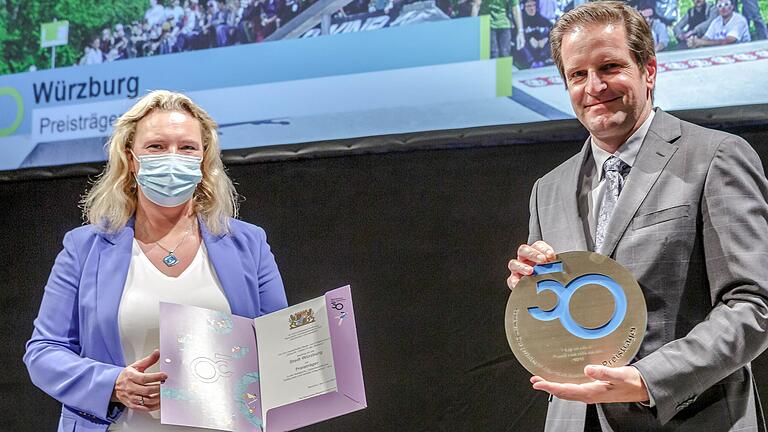 Staatsministerin Kerstin Schreyer und Schirmherrin des Landeswettbewerbs „Gemeinsam Orte gestalten“ und Stadtbaurat Benjamin Schneider mit der Preisträger-Plakette.&nbsp;