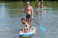Einige Menschen genießen am Sonntag die warmen Temperaturen mit einer Erfrischung im Erlabrunner See im Landkreis Würzburg.
