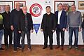 Große Freude beim Vorstand der SG Eltmann über den neuen Pächter des Sportheims an der Mainhalbinsel (von links): Arber Dobruna, Edgar Riedel , Peter Kremer, Frank Eigl, Pächter Sami Dobruna, Bürgermeister Michael Ziegler, Wolfgang Stolz und Matthias Pfuhlmann.