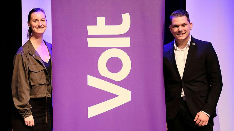 Neue Bezirksleiter von Volt Unterfranken: Ella Müller (links) und Lionel Bachelart (rechts) auf dem vergangenen Parteitag von Volt Bayern in Ingolstadt. Neue Bezirksleiter von Volt Unterfranken: Ella Müller (links) und Lionel Bachelart (rechts) auf dem vergangenen Parteitag von Volt Bayern in Ingolstadt.
