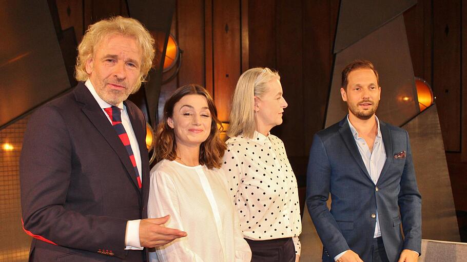 Moderator Thomas Gottschalk und die Autoren (von links) Johanna Adorján, Marlene Streeruwitz, Friedemann Karig,  Fotos: WernerVogel       -  Moderator Thomas Gottschalk und die Autoren (von links) Johanna Adorján, Marlene Streeruwitz, Friedemann Karig,  Fotos: WernerVogel