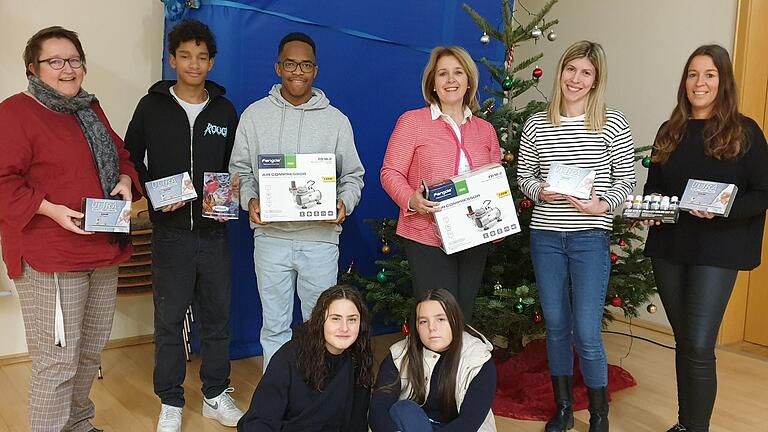 Hannah und Moesha (vorne von links) freuen sich mit (hinten von links) der Leiterin des Jugendhilfezentrums, Stefanie Kimmel, sowie Jason und Jordy über die Geschenke, die unter anderem Martina Gießübel (Vorsitzende des Förderkreises Maria Schutz) überreichte. Hannah und Moesha (vorne von links) freuen sich mit (hinten von links) der Leiterin des Jugendhilfezentrums, Stefanie Kimmel, sowie Jason und Jordy über die Geschenke, die unter anderem Martina Gießübel (Vorsitzende des Förderkreises Maria Schutz) überreichte. 