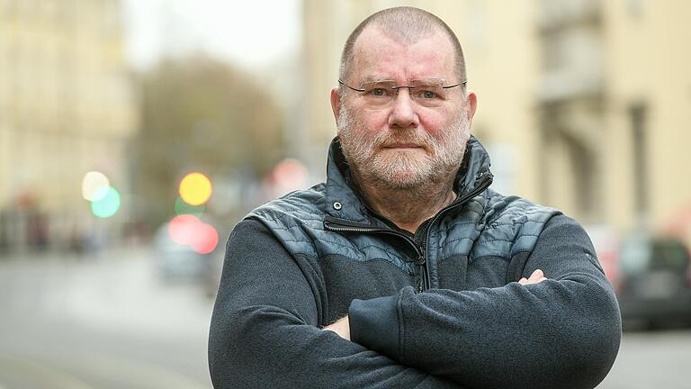 Wolfgang Jung ist Journalist in Würzburg. Er stand früher der Friedensbewegung nahe, hat sich von der aktuellen Szene jedoch distanziert, weil diese 'offen nach rechtsaußen' sei. Wolfgang Jung ist Journalist in Würzburg. Er stand früher der Friedensbewegung nahe, hat sich von der aktuellen Szene jedoch distanziert, weil diese 'offen nach rechtsaußen' sei. 