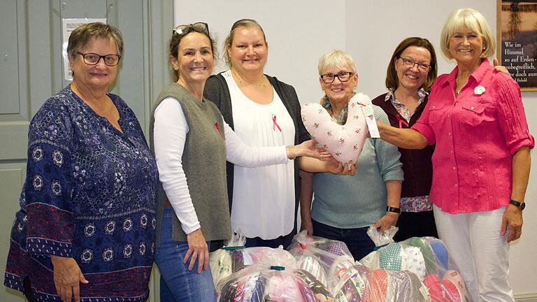 Das 1000. Herzkissen überreicht Elisabeth Rost (rechts), Vorsitzende des Dettelbacher Frauenbunds, an die Breast Care Nurses des Uniklinikums Würzburg. Das 1000. Herzkissen überreicht Elisabeth Rost (rechts), Vorsitzende des Dettelbacher Frauenbunds, an die Breast Care Nurses des Uniklinikums Würzburg.