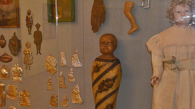 Eventuell vom Kreuzberg in der Rhön stammen Votivgaben, die in einer Vitrine im ehemaligen Diözesanmuseum Astheim noch zu finden sind.       -  Eventuell vom Kreuzberg in der Rhön stammen Votivgaben, die in einer Vitrine im ehemaligen Diözesanmuseum Astheim noch zu finden sind.