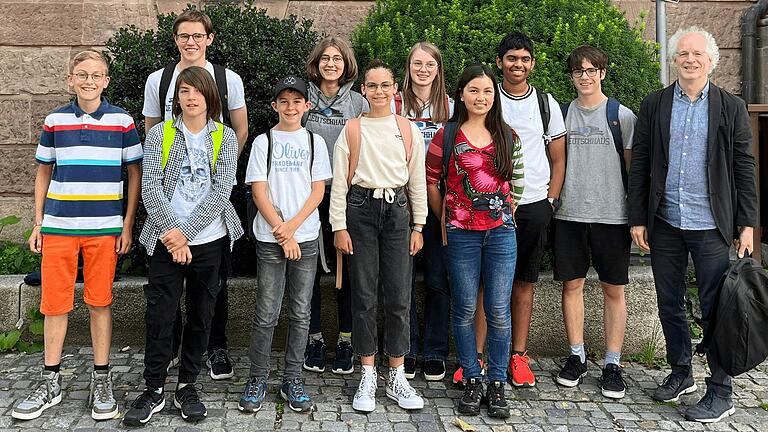 Erfolgreiche Schüler des Deutschhaus-Gymnasiums mit Mathematiklehrer Dr. Michael Müller.