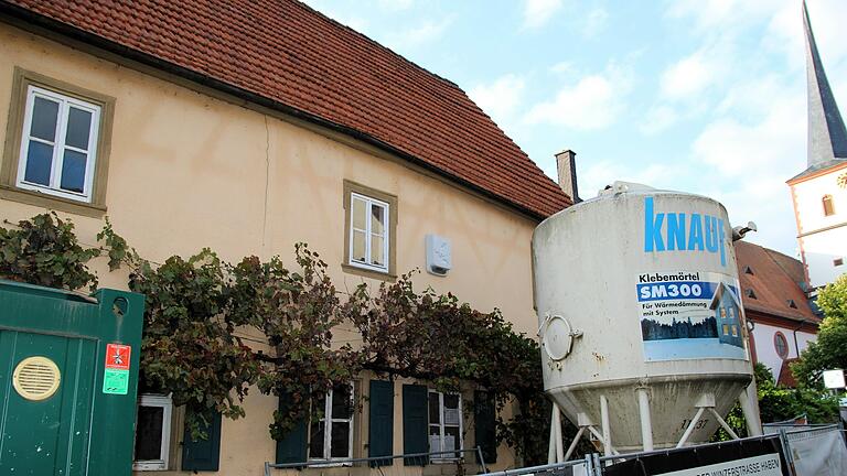 Dieses marode ehemalige Winzerhaus in der Winzerstraße 10 im Zentrum von Sommerach wird saniert und zu einer Begegnungsstätte für alle umgebaut.