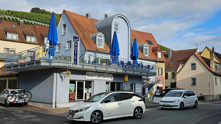 Der erdgeschossige Vorbau soll auf der Terrasse mit einem Holzrahmenbau aufgestockt werden. Zur Ochsenfurter Straße hin werden sich dann zwei neue Giebel zeigen.