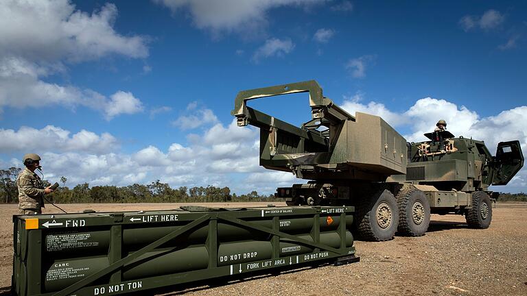 Ukraine-Krieg - HIMARS       -  Die Ukraine bekommt ein neues Militärpaket aus Washington - unter anderem mit Munition für das Artillerieraketensystem Himars. (Archivbild)