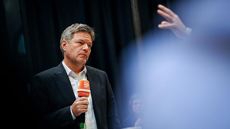Robert Habeck - Nach seinem Talk bei Deutschlandfunk Kultur beantwortet Robert Habeck, Bundeswirtschaftsminister und Kanzlerkandidat der Grünen, Fragen von Reporterinnen. Robert Habeck - Nach seinem Talk bei Deutschlandfunk Kultur beantwortet Robert Habeck, Bundeswirtschaftsminister und Kanzlerkandidat der Grünen, Fragen von Reporterinnen.