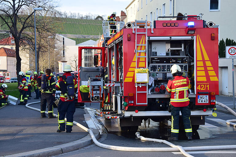 Großeinsatz am Sonntagnachmittag in der Würzburger Sedanstraße. In einer Obdachlosenunterkunft war ein Feuer ausgebrochen.