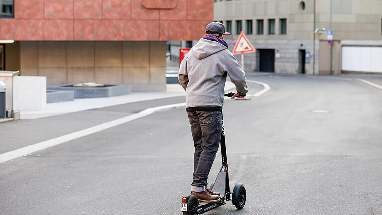 E-Roller-Fahrer in der Würzburger Innenstadt.