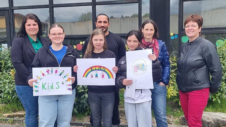 Die stolzen Preisträgerinnen (von links): Melanie  Maurer (Interimsdirektorin Mittelschule), Ronja Müller (3. Platz), Yilmaz Üreyil, Lea Distler (1. Platz), Souzin Mamo (2. Platz), Nadine Freitag (Schriftführerin K.i.d.S.), Corina Bauß (1. Vorsitzende K.i.d.S.).