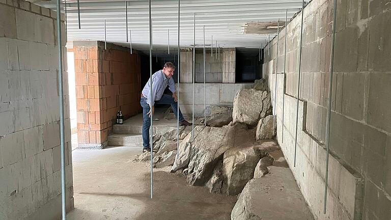 Der Keller für die Lagerung von Material, Lebensmitteln und Getränken ist fertiggestellt und in den Fels integriert. Der Keller für die Lagerung von Material, Lebensmitteln und Getränken ist fertiggestellt und in den Fels integriert.