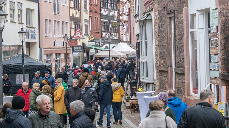 Großes Interesse fand der Gemündener Novembermarkt in der Gemündener Fußgängerzone auch bei den Besucherinnen und Besuchern aus der Umgebung,