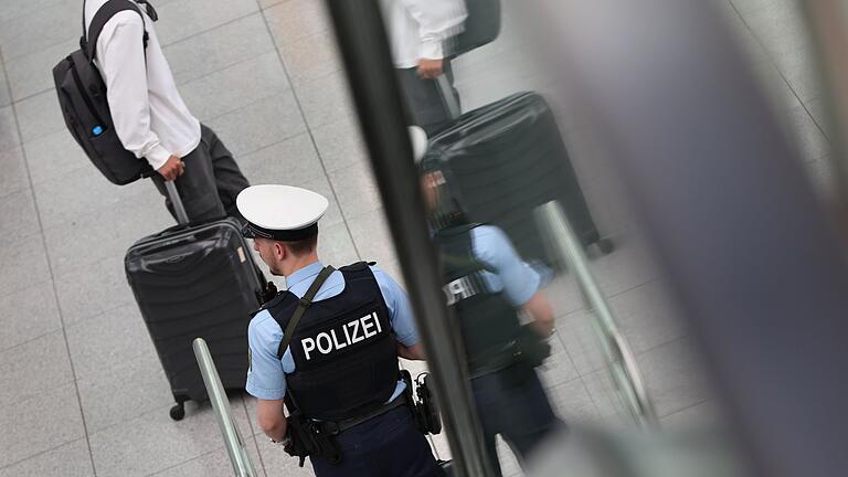 Nancy Faeser besucht Münchener Flughafen - Die Polizei ermittelt nun gegen einen der beiden Jugendlichen sowie einen Securitymitarbeiter. (Symbolbild) Nancy Faeser besucht Münchener Flughafen - Die Polizei ermittelt nun gegen einen der beiden Jugendlichen sowie einen Securitymitarbeiter. (Symbolbild)